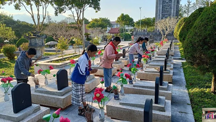 Học sinh đến viếng nghĩa trang liệt sĩ